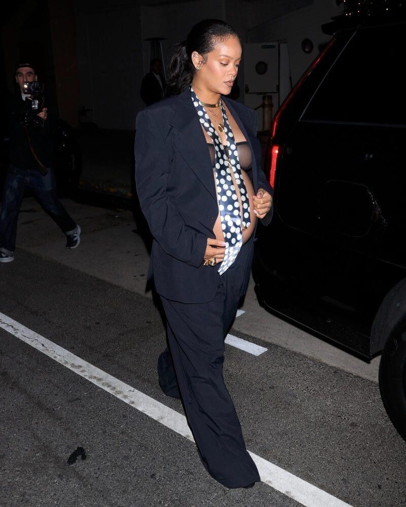 Pregnant RIHANNA Leaves a Late night Dinner at Giorgio Baldi
