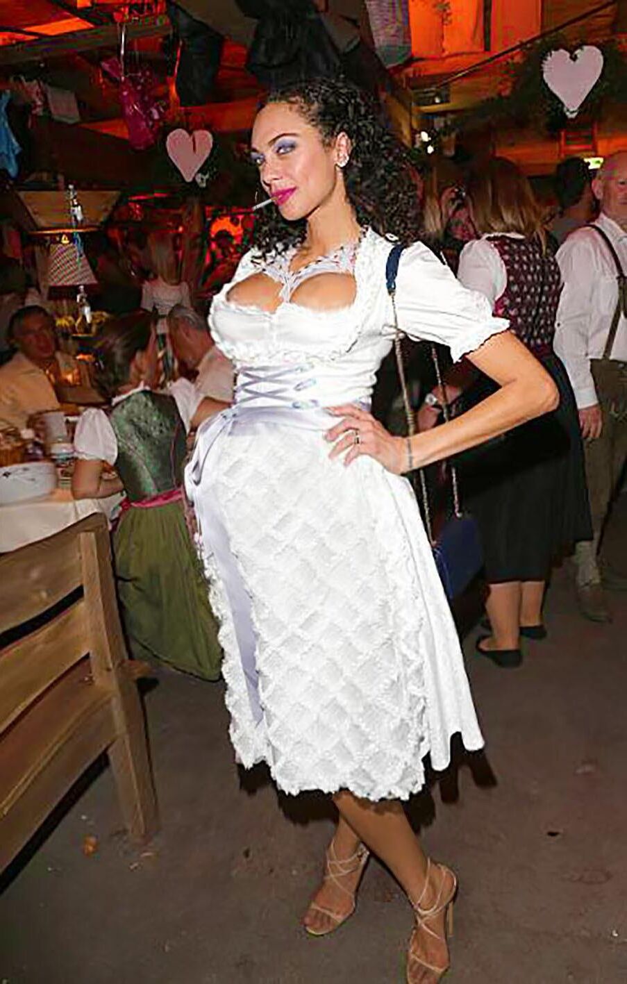 geschwängertedirndlmadlnträchtigin tracht（）