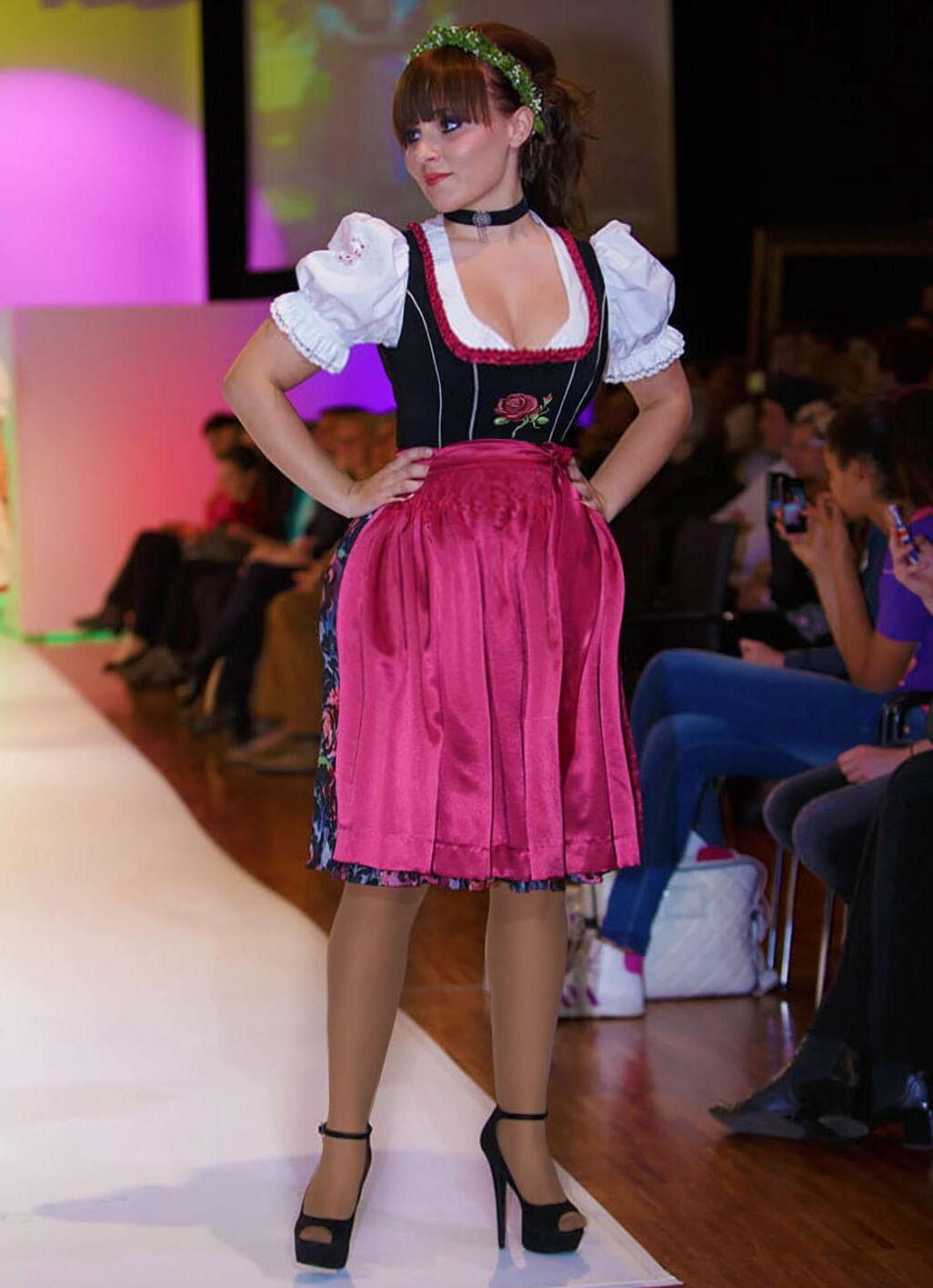 geschwängertedirndlmadlnträchtigin tracht（）