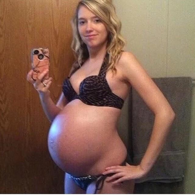 Enceinte dans un bikini