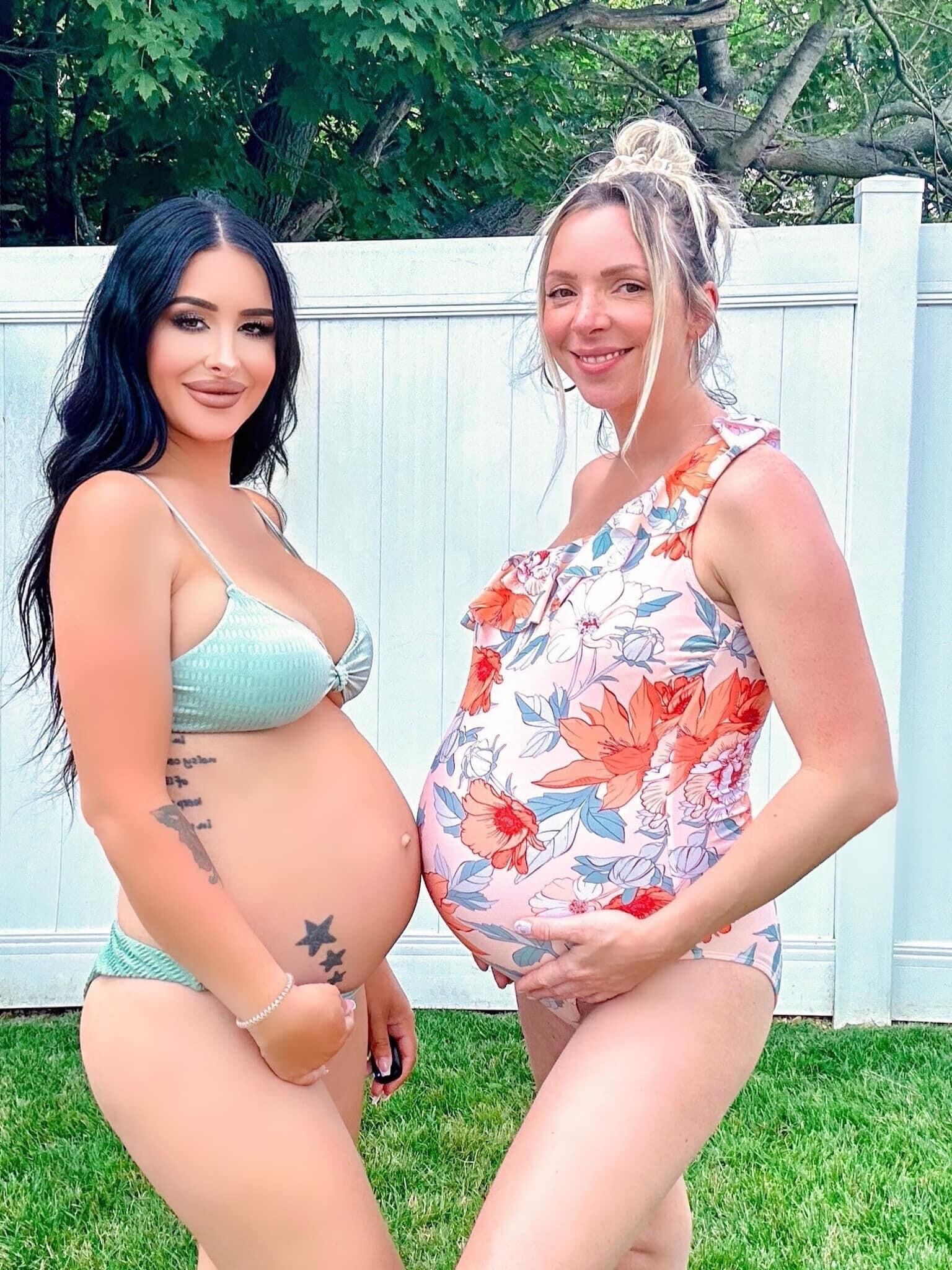 Enceinte dans un bikini