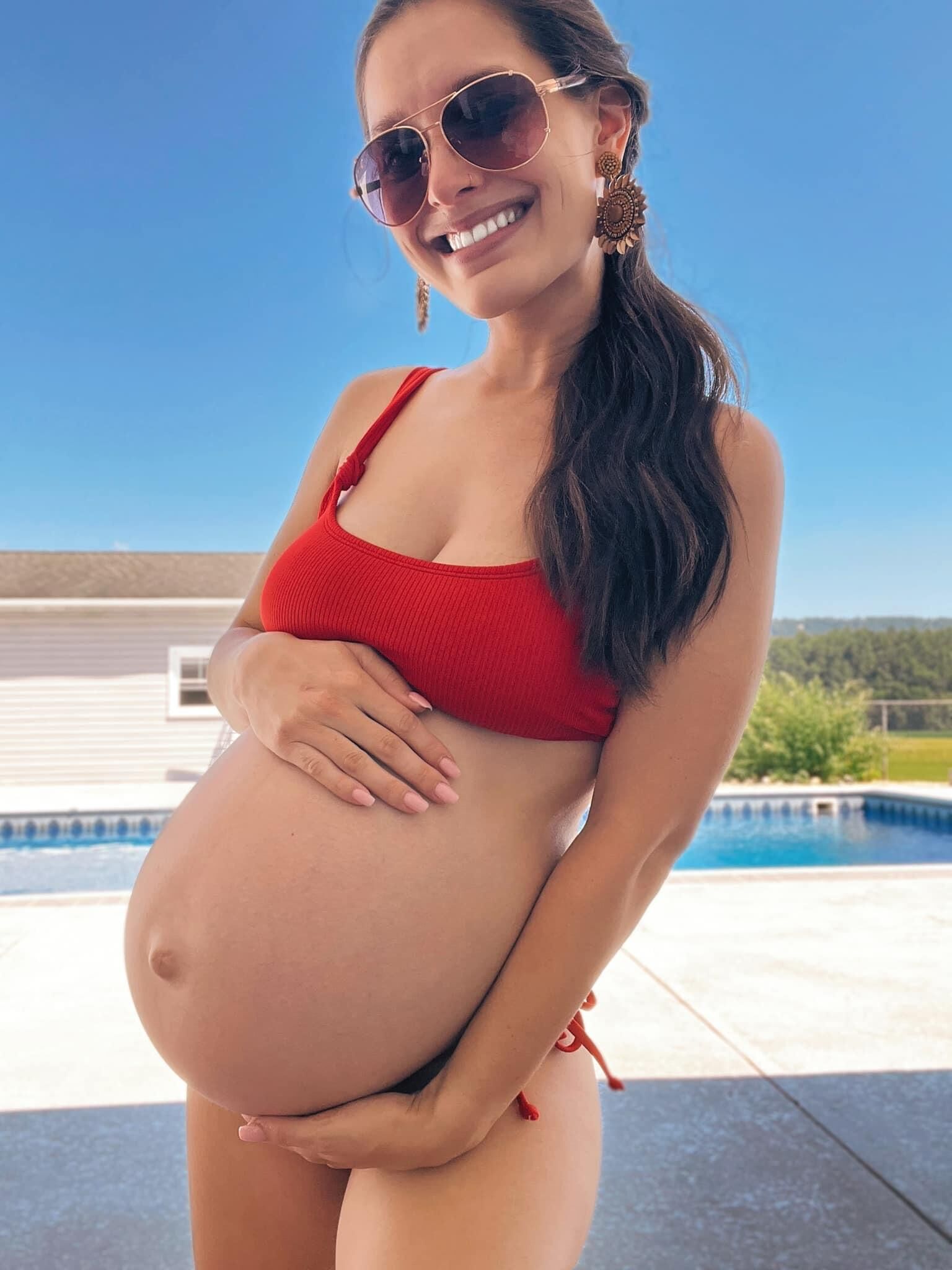 Enceinte dans un bikini