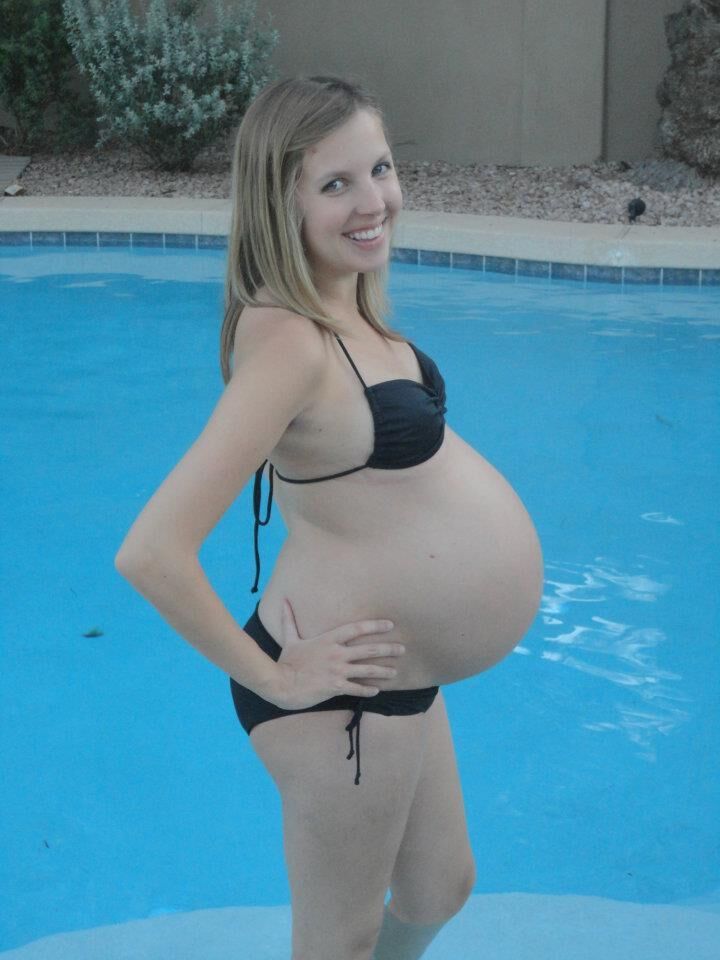Enceinte dans un bikini