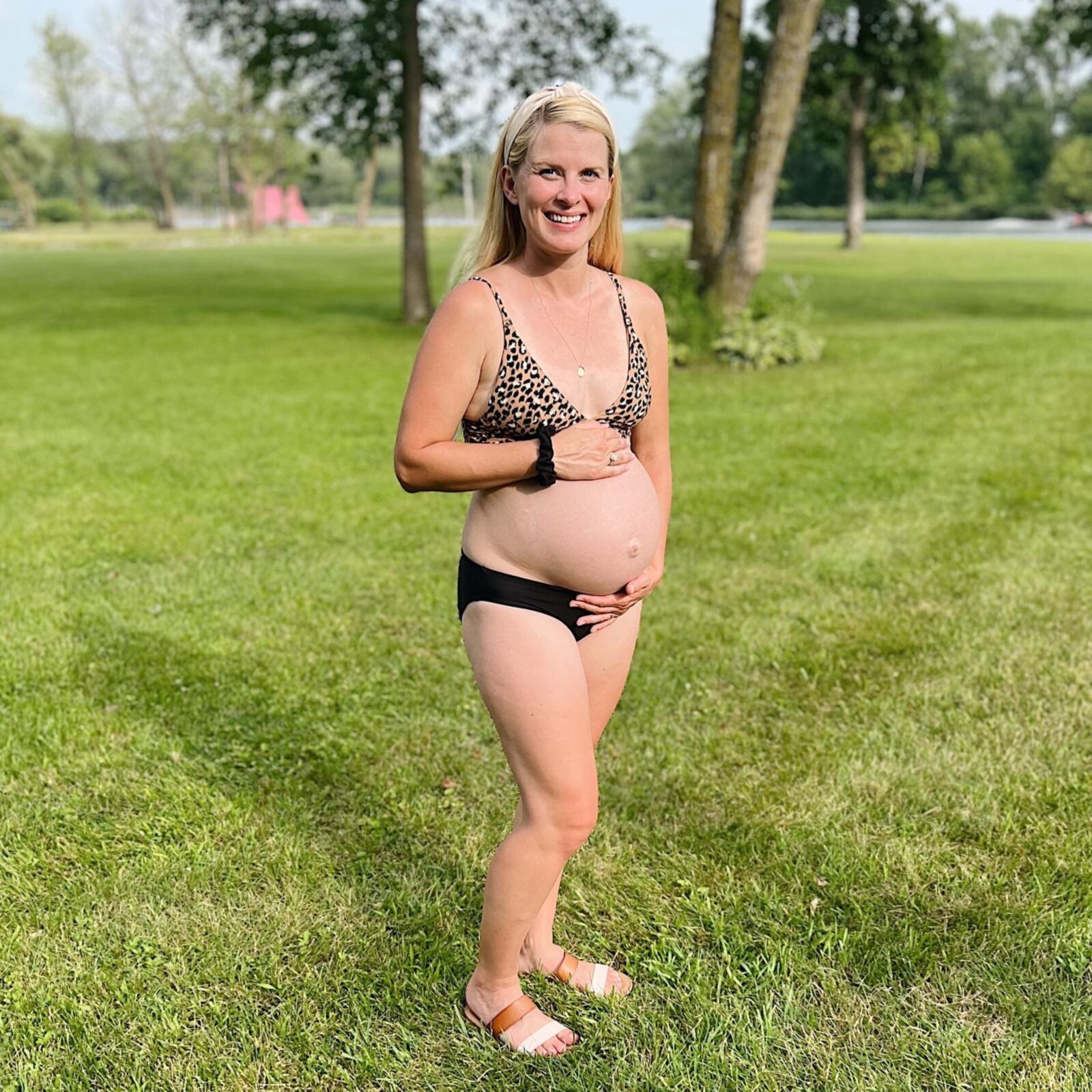 Enceinte dans un bikini