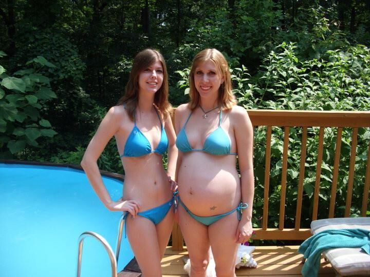Enceinte dans un bikini