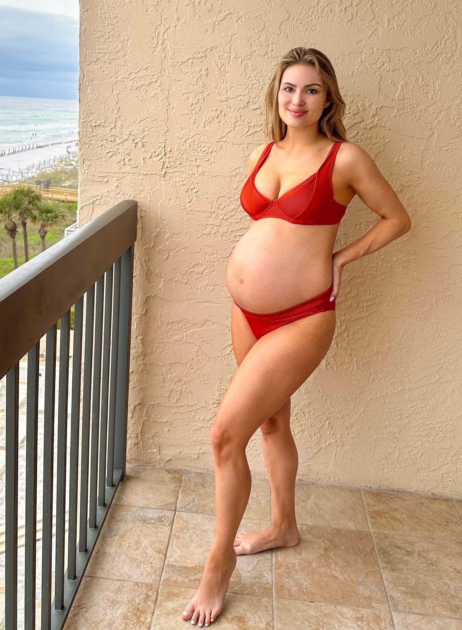 Enceinte dans un bikini