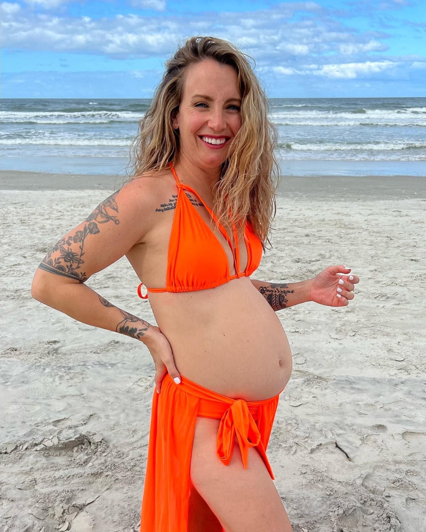 Enceinte dans un bikini