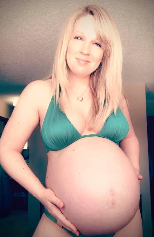 Enceinte dans un bikini