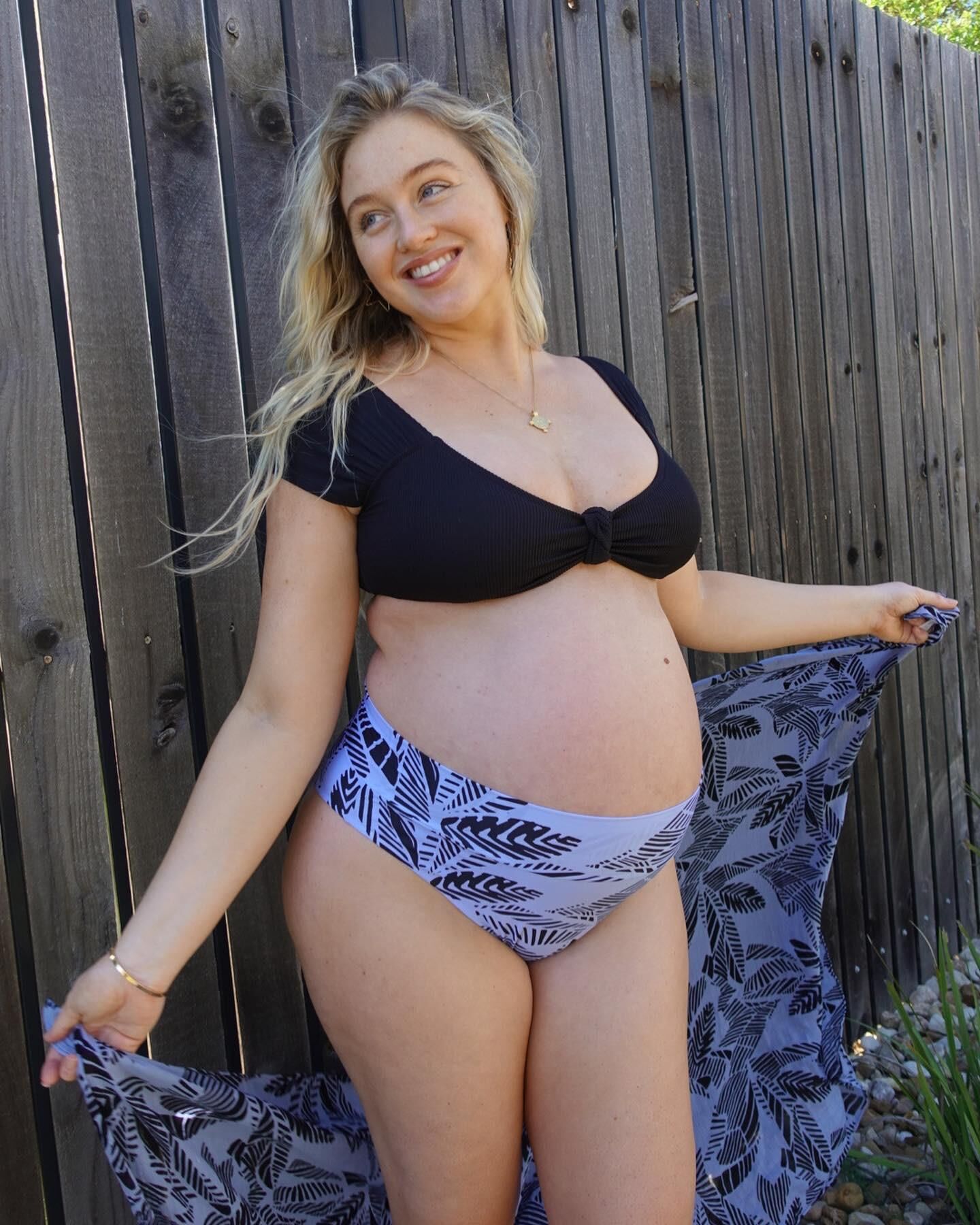 Enceinte dans un bikini