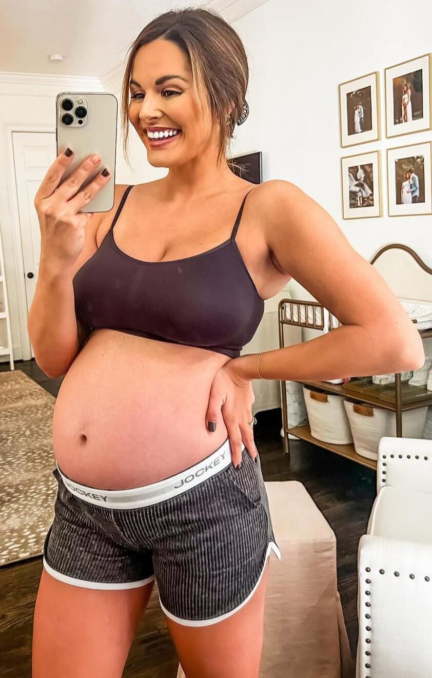Le modèle IG enceinte veut que vous mettiez un autre bébé en elle
