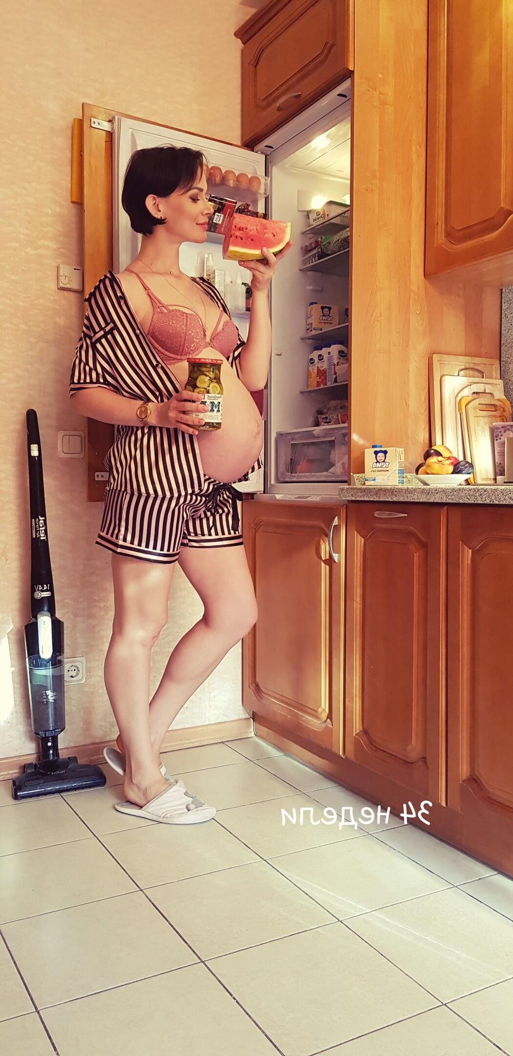 Mãe grávida não nua