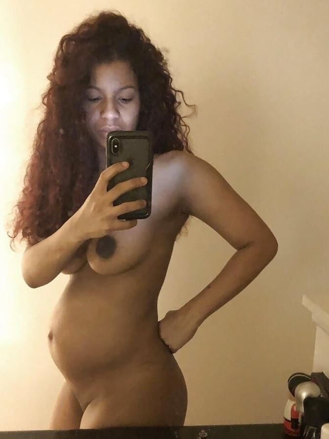 Nude enceinte