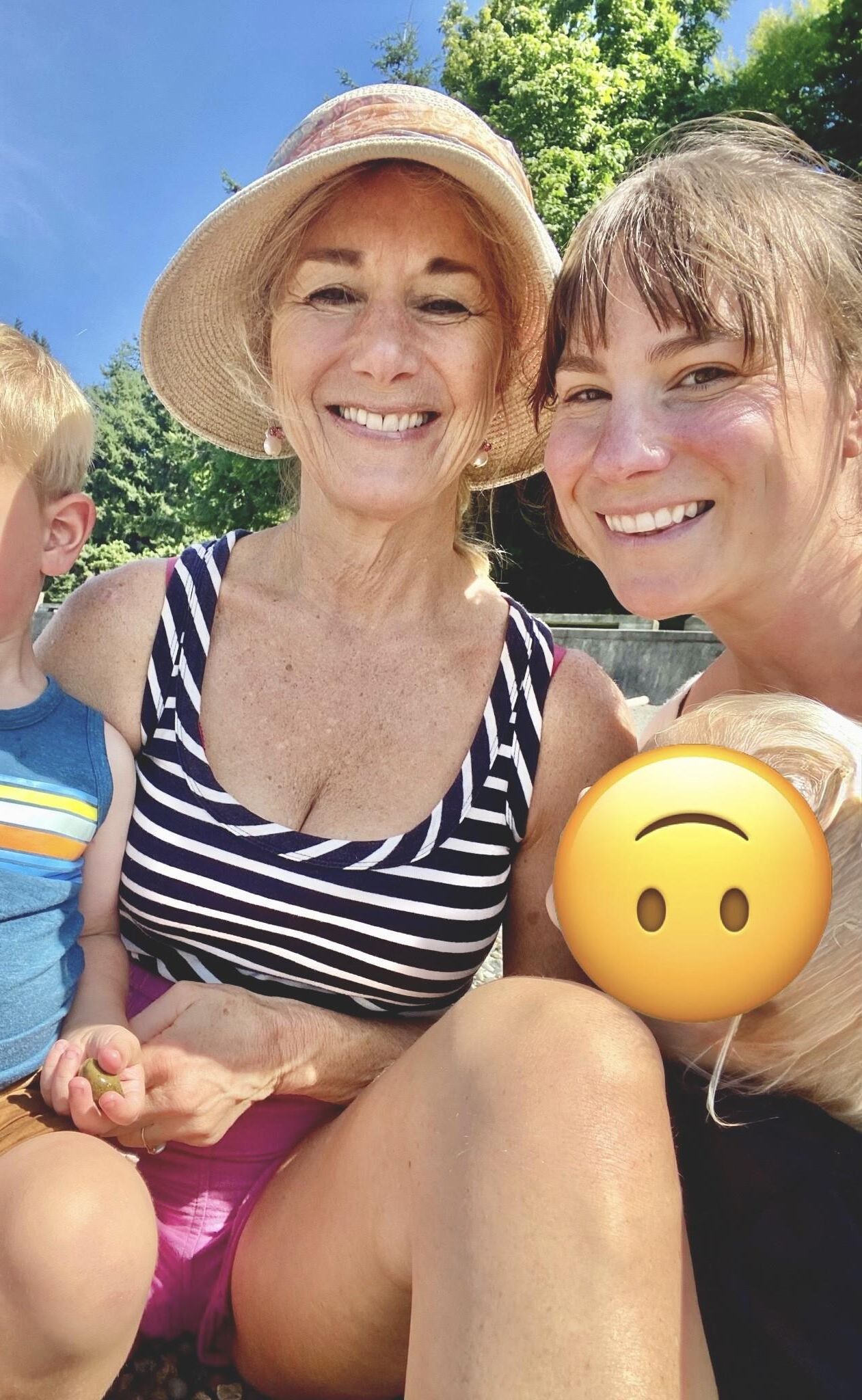 Boobace grand-mère et filles nn pour commentaires