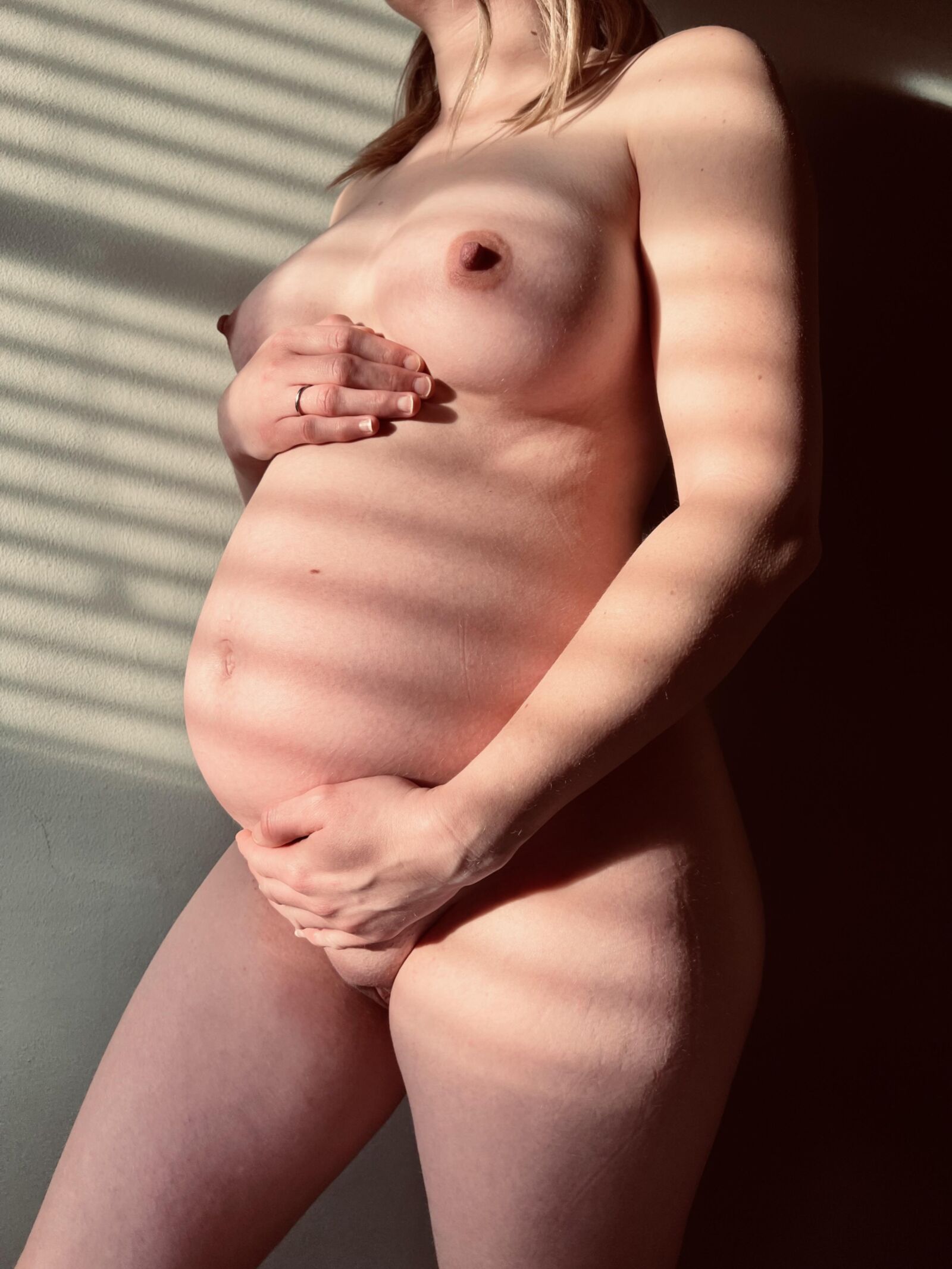 Nude enceinte