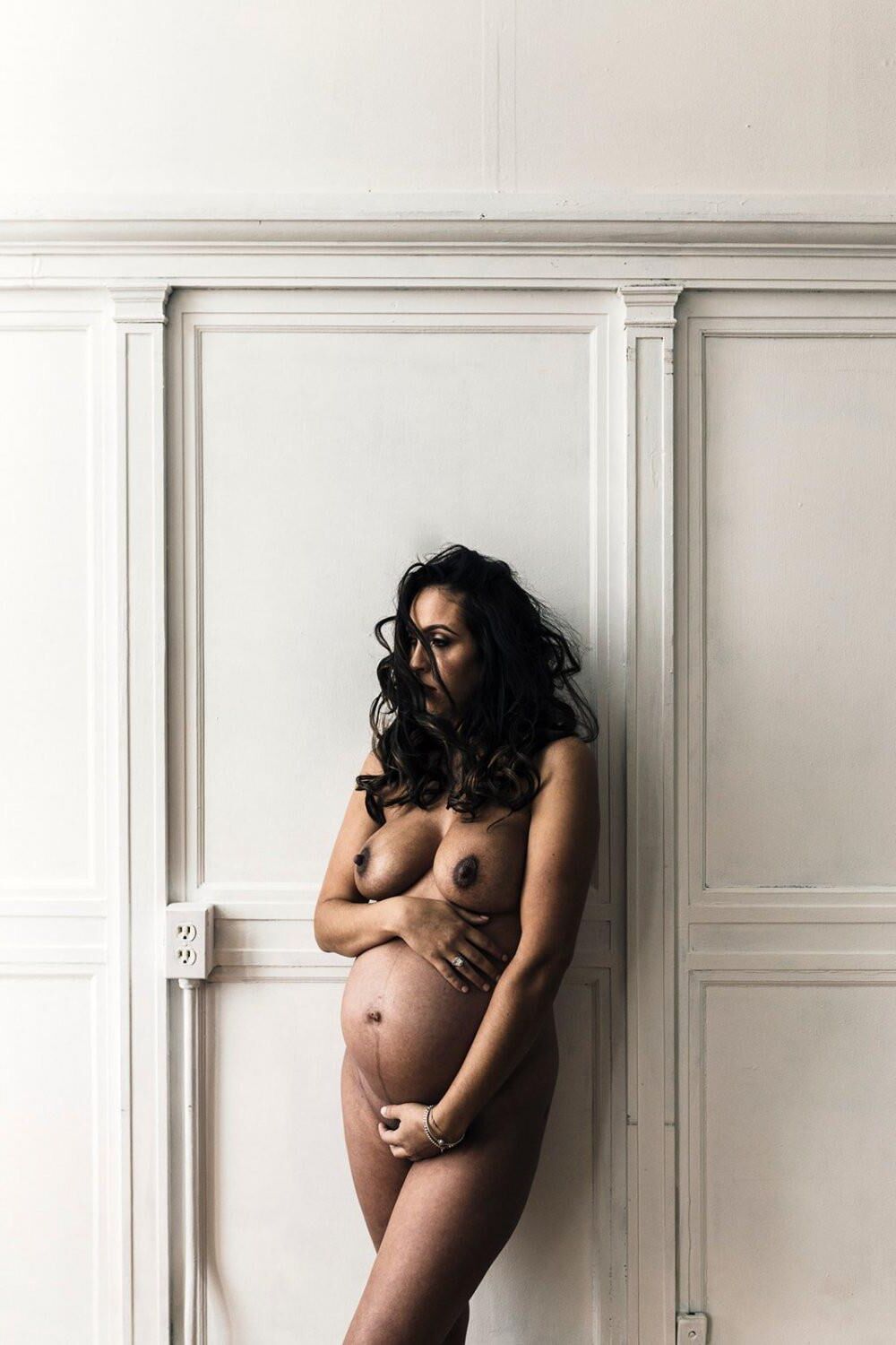 Brunette Preggo impressionante