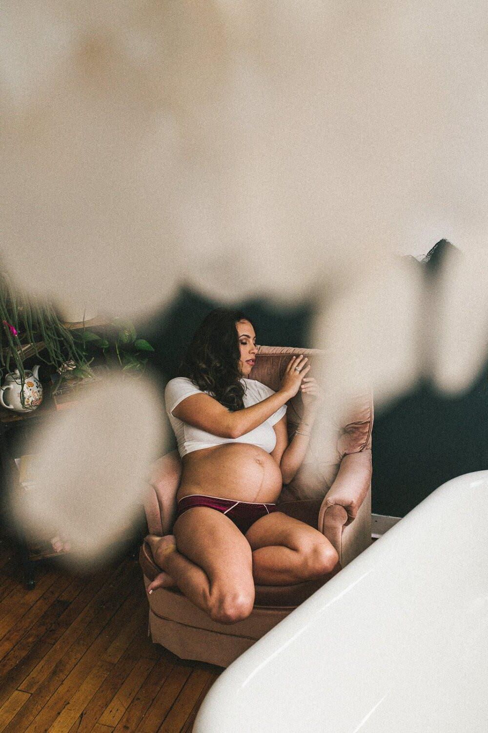Brunette Preggo impressionante