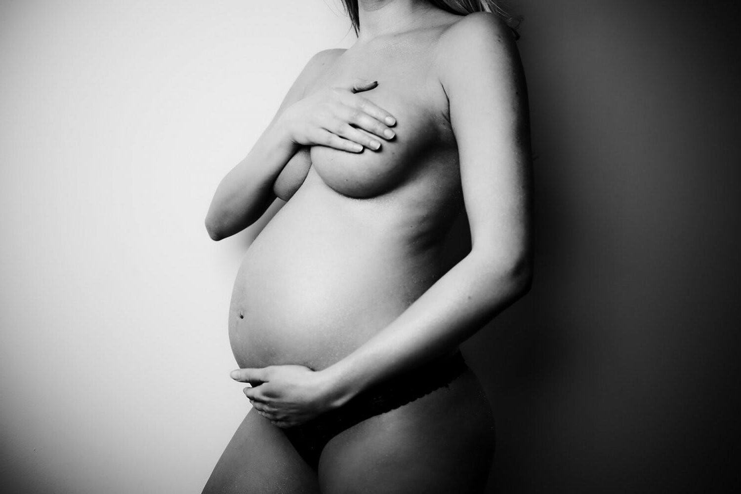 Preggo Blonde mostra seu corpo incrível