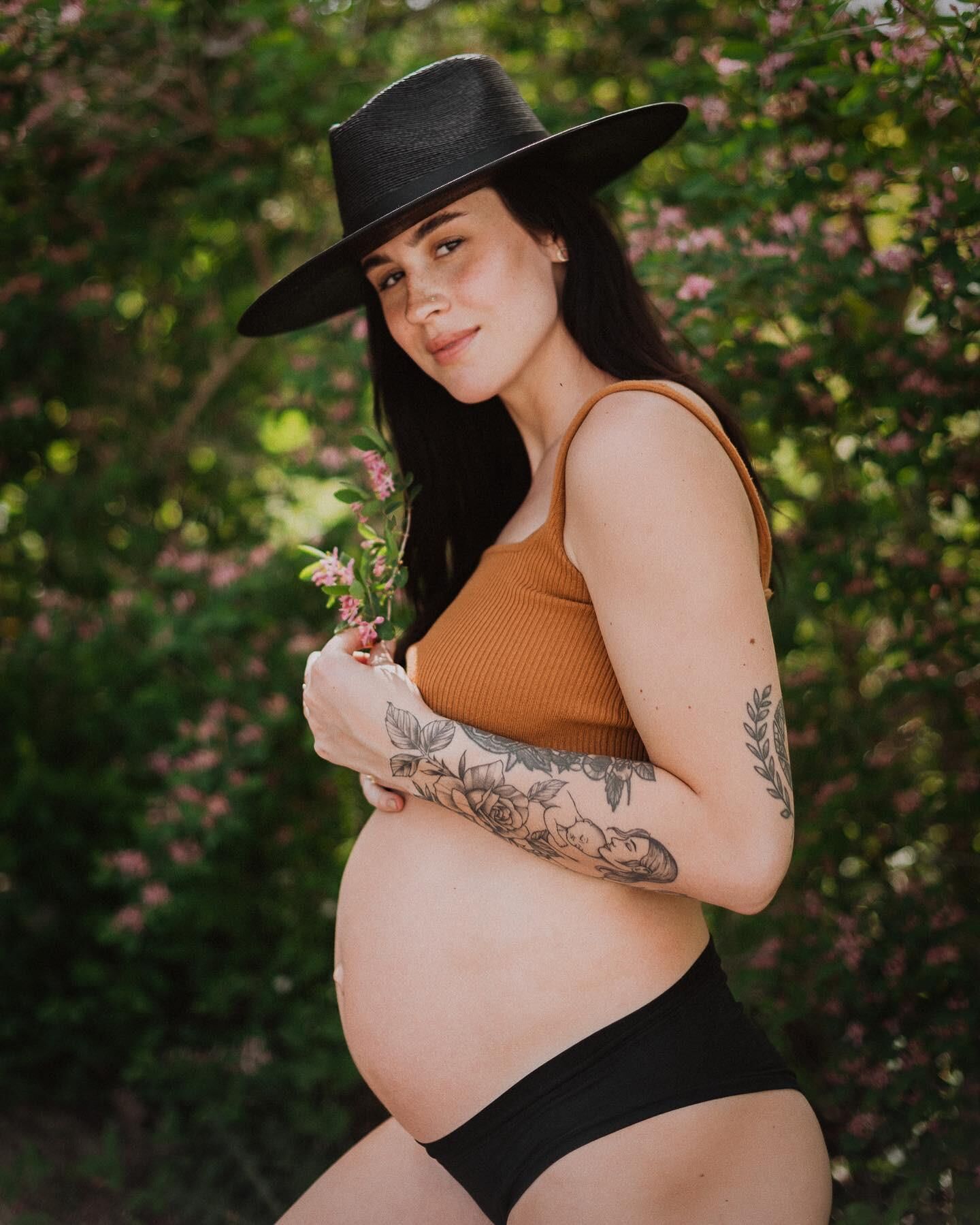 Cassidy é uma vagabunda MILF sexy (fotos grávidas incluídas)