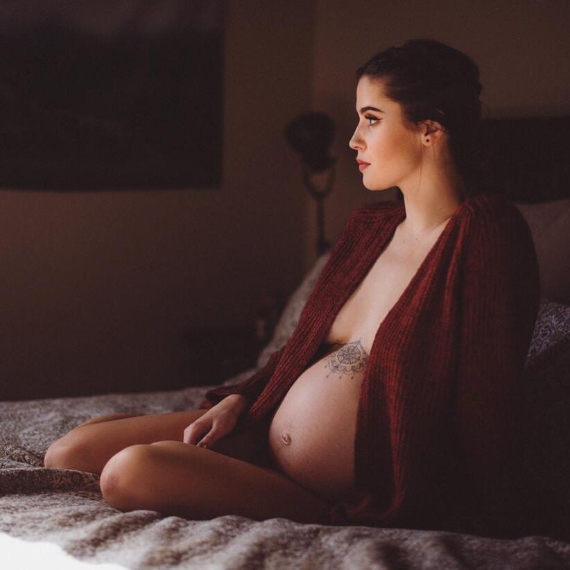 Cassidy é uma vagabunda MILF sexy (fotos grávidas incluídas)