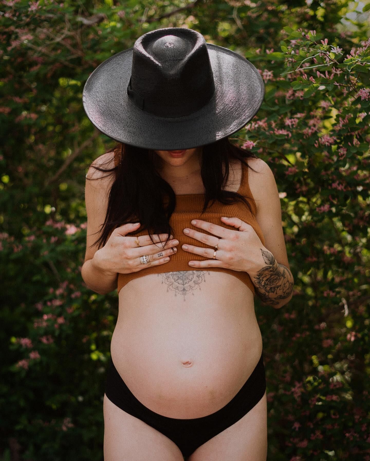 Cassidy é uma vagabunda MILF sexy (fotos grávidas incluídas)