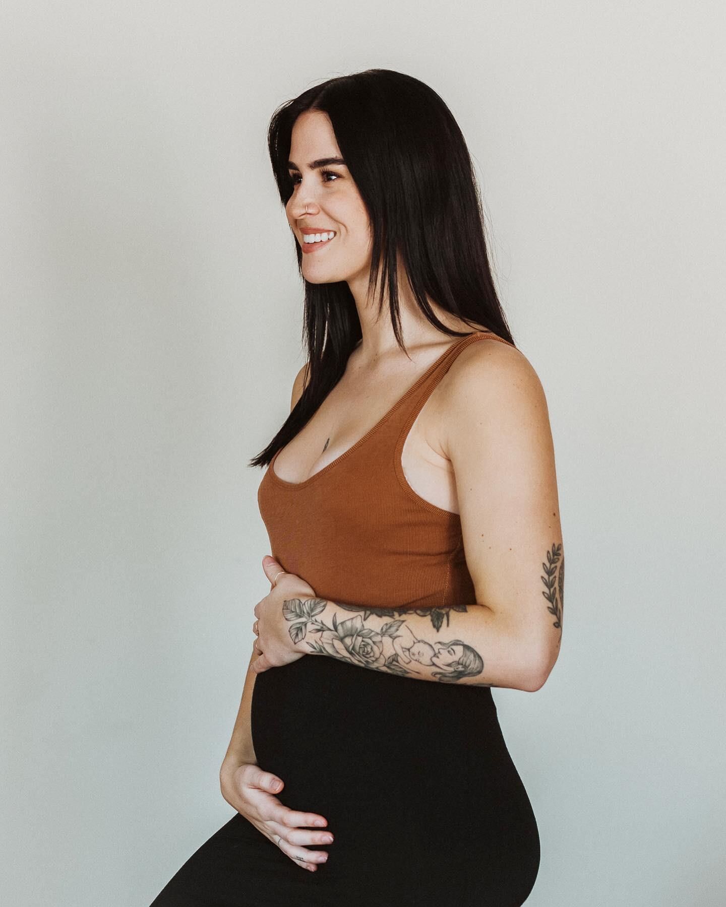 Cassidy é uma vagabunda MILF sexy (fotos grávidas incluídas)