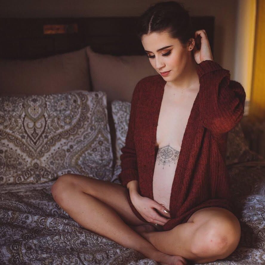 Cassidy é uma vagabunda MILF sexy (fotos grávidas incluídas)