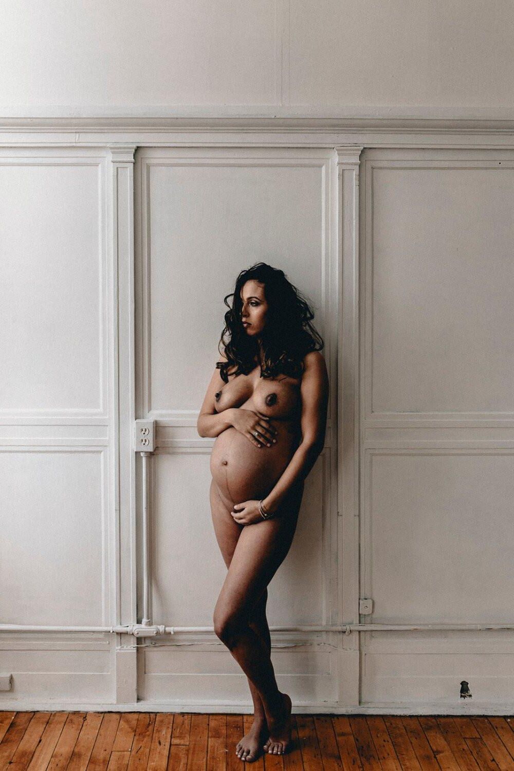 Brunette Preggo impressionante