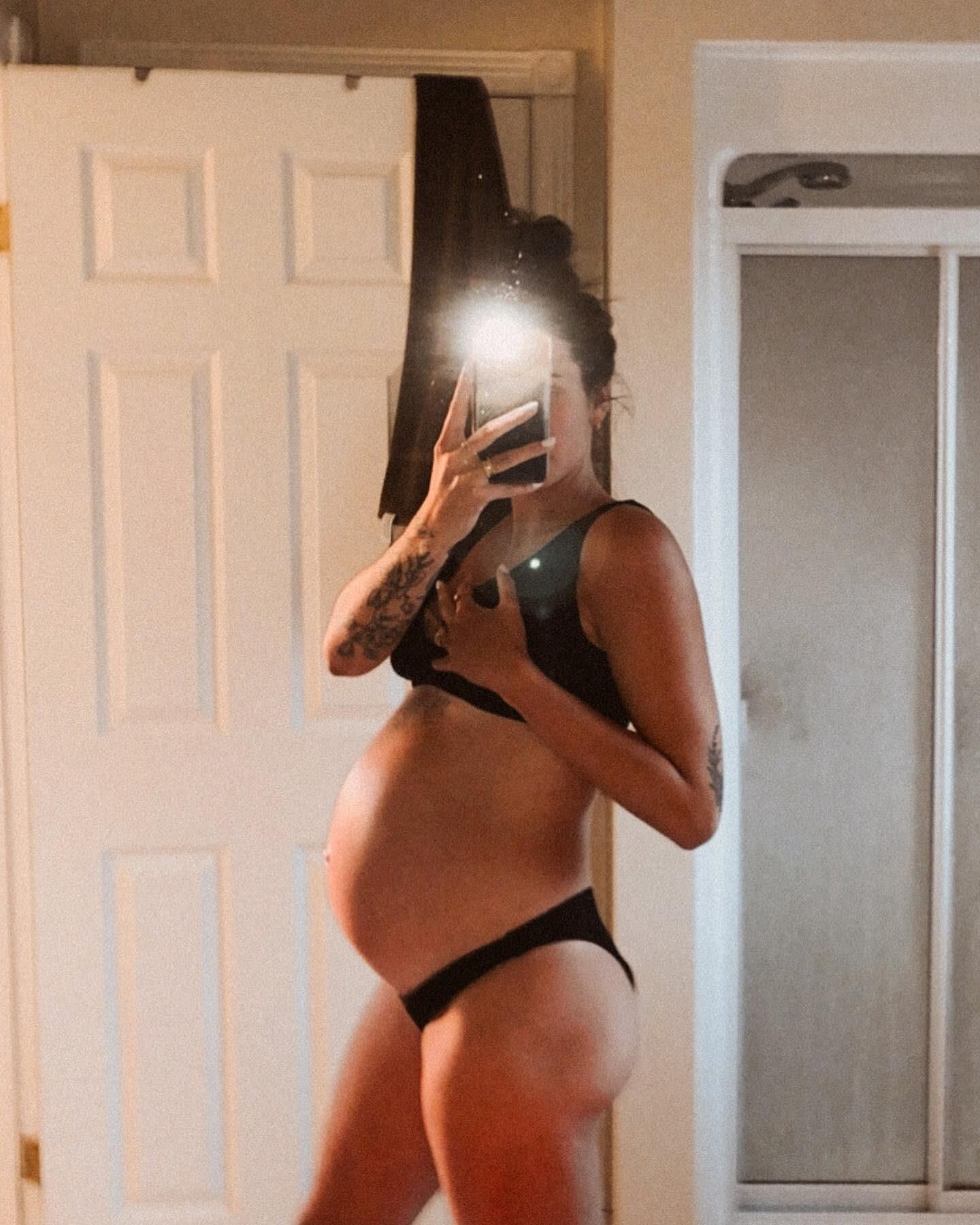 Cassidy é uma vagabunda MILF sexy (fotos grávidas incluídas)