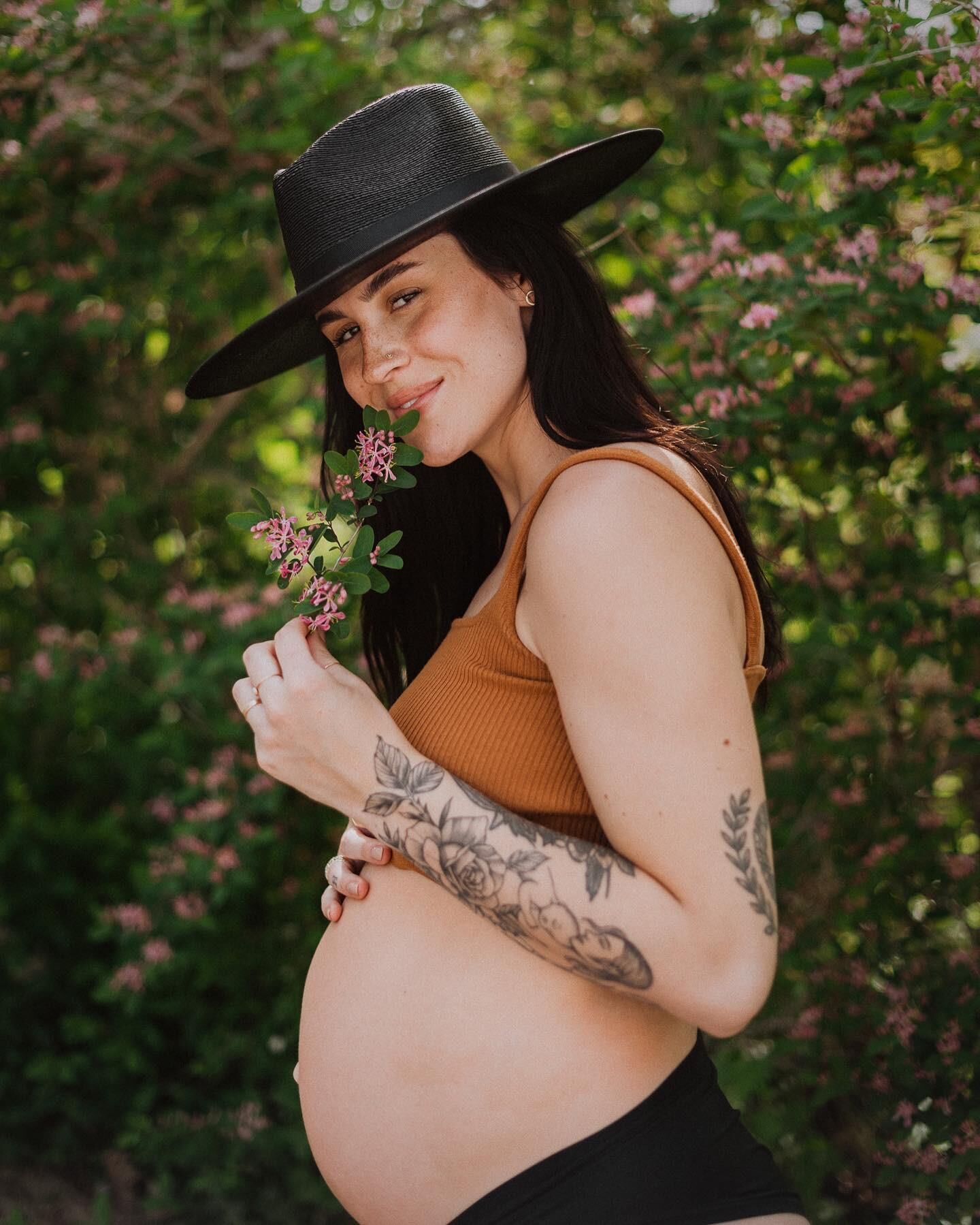 Cassidy é uma vagabunda MILF sexy (fotos grávidas incluídas)