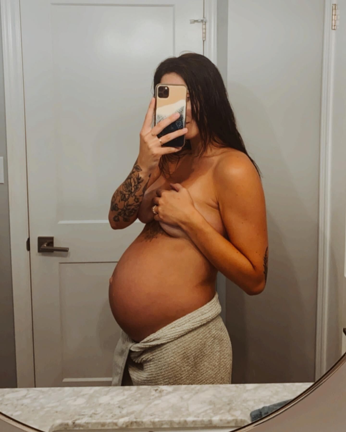 Cassidy é uma vagabunda MILF sexy (fotos grávidas incluídas)