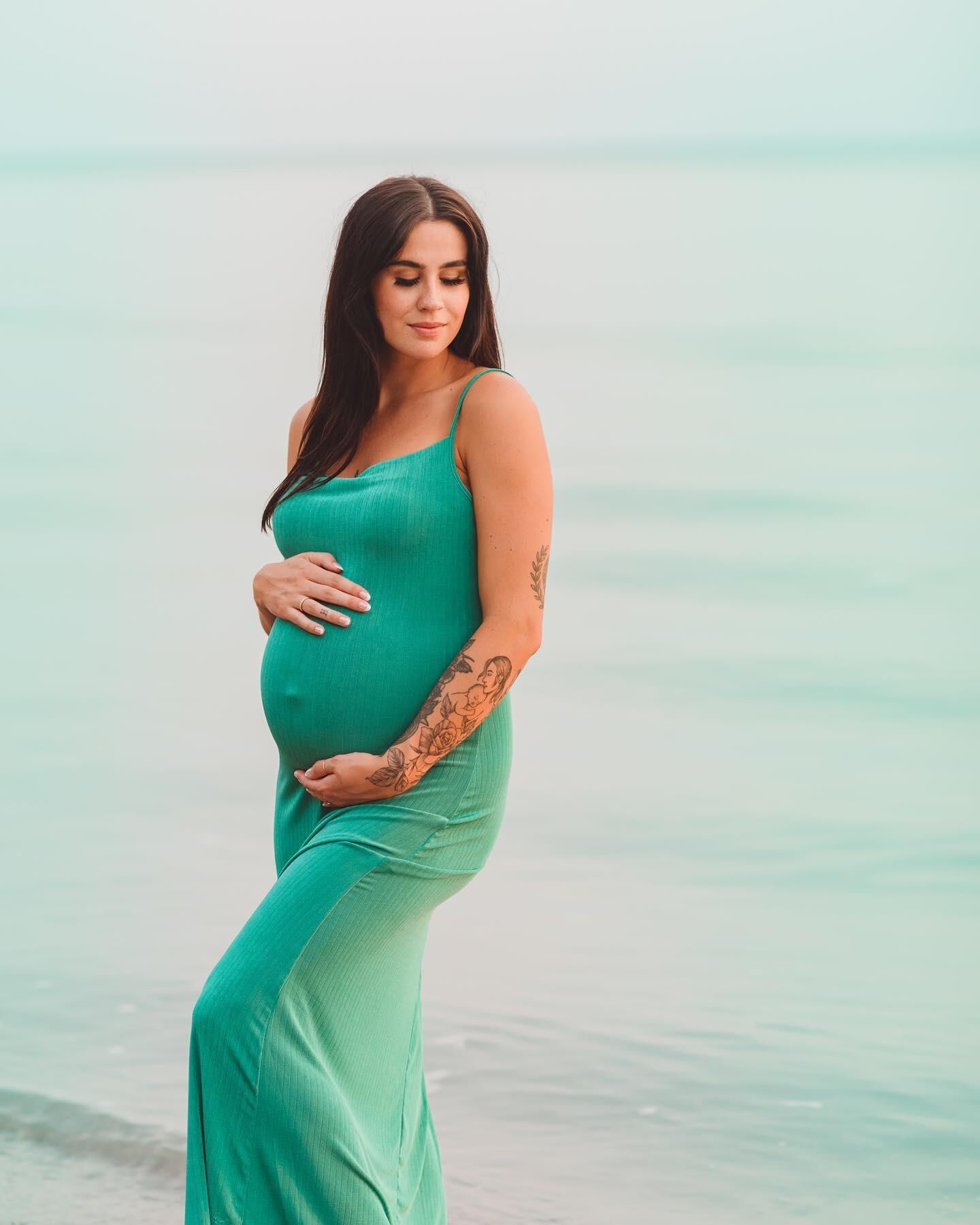 Cassidy é uma vagabunda MILF sexy (fotos grávidas incluídas)